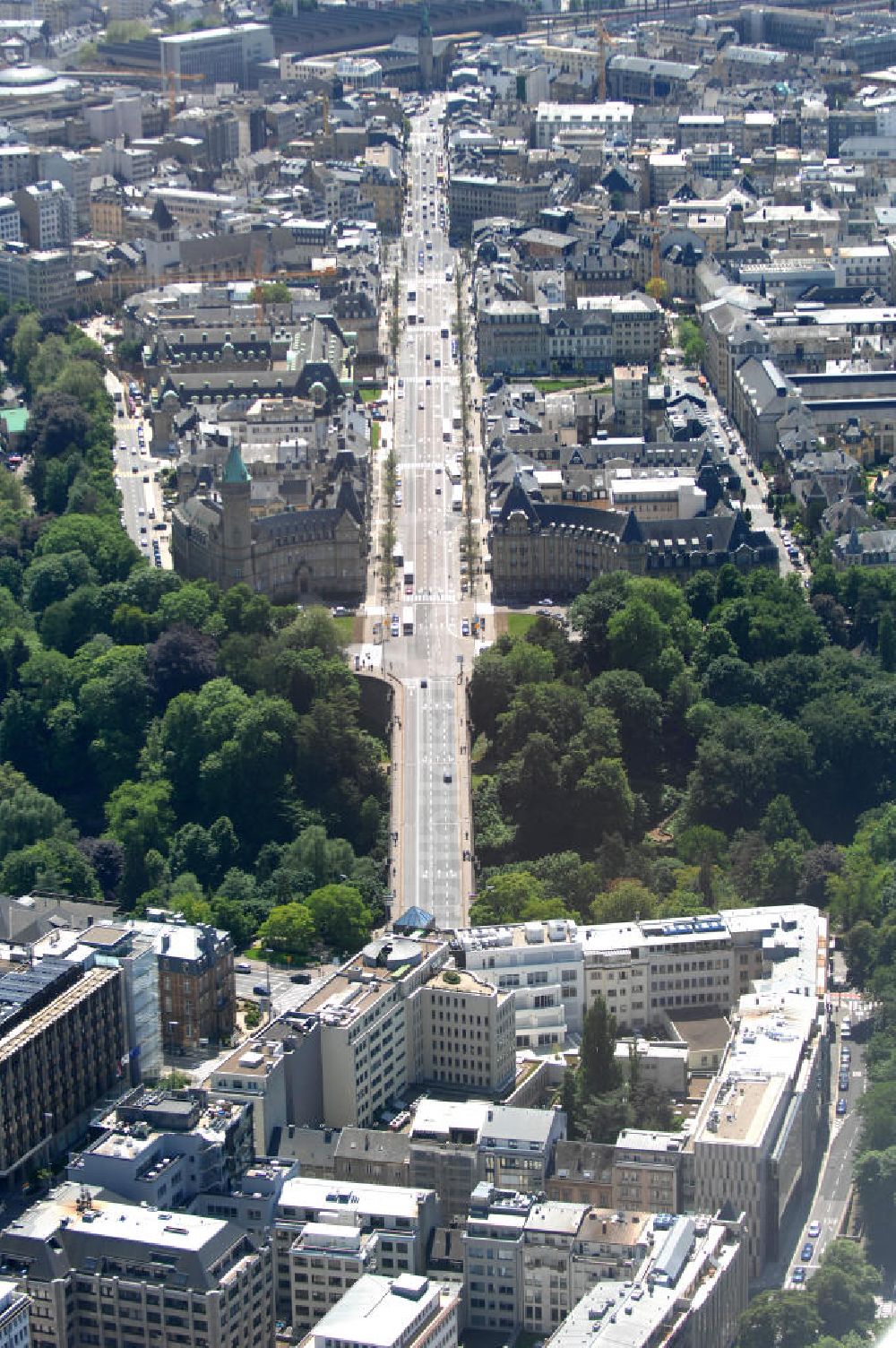 Luxemburg aus der Vogelperspektive: Stadtansicht auf den Boulevard de la Petrusse am Place de Metz und der Pont Adolphe im Altstadtzentrum von Luxemburg