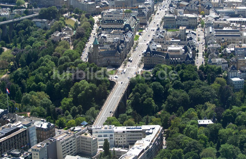 Luftbild Luxemburg - Stadtansicht auf den Boulevard de la Petrusse am Place de Metz und der Pont Adolphe im Altstadtzentrum von Luxemburg