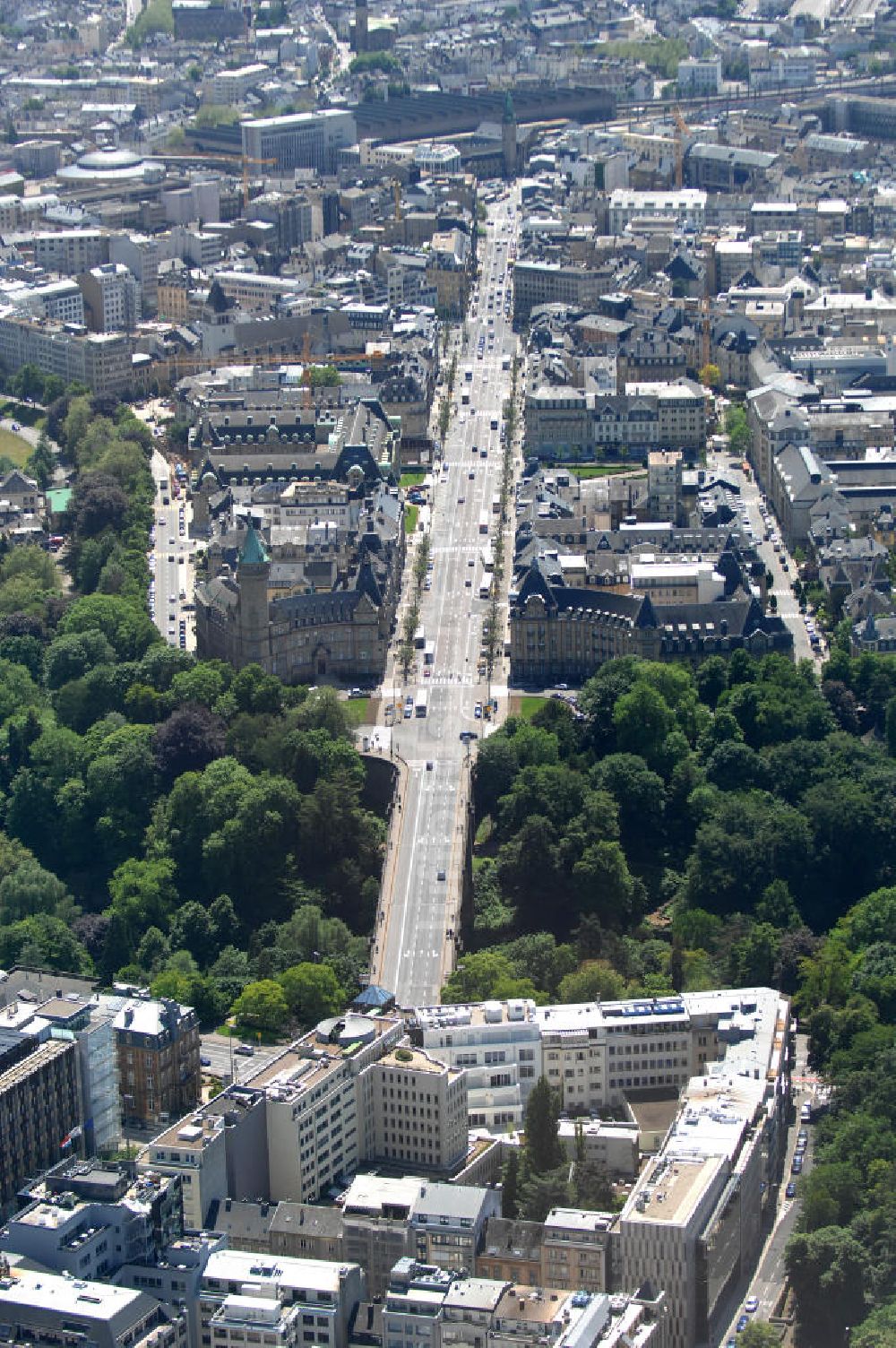 Luftaufnahme Luxemburg - Stadtansicht auf den Boulevard de la Petrusse am Place de Metz und der Pont Adolphe im Altstadtzentrum von Luxemburg