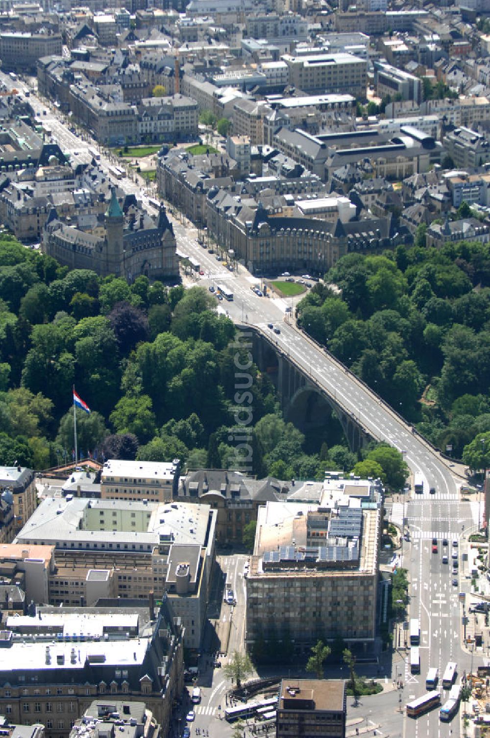 Luxemburg von oben - Stadtansicht auf den Boulevard de la Petrusse am Place de Metz und der Pont Adolphe im Altstadtzentrum von Luxemburg