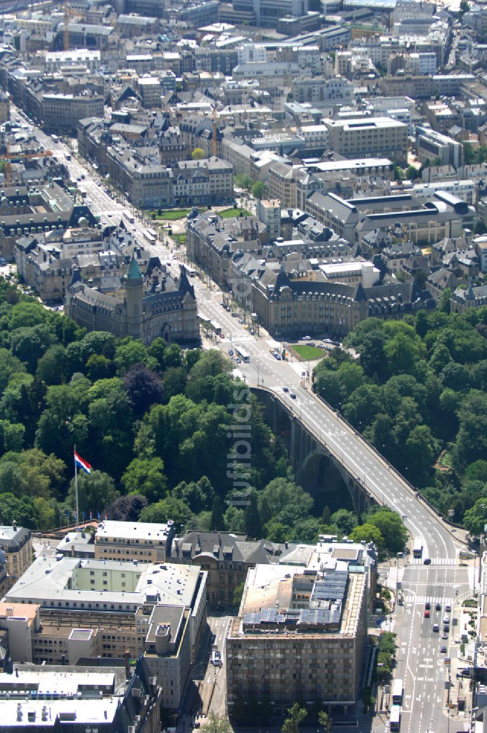 Luxemburg aus der Vogelperspektive: Stadtansicht auf den Boulevard de la Petrusse am Place de Metz und der Pont Adolphe im Altstadtzentrum von Luxemburg