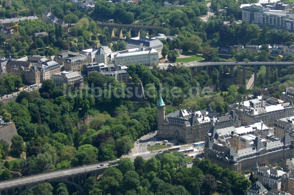 Luftbild Luxemburg - Stadtansicht auf den Boulevard de la Petrusse am Place de Metz und der Pont Adolphe im Altstadtzentrum von Luxemburg