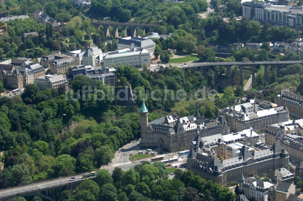 Luftaufnahme Luxemburg - Stadtansicht auf den Boulevard de la Petrusse am Place de Metz und der Pont Adolphe im Altstadtzentrum von Luxemburg