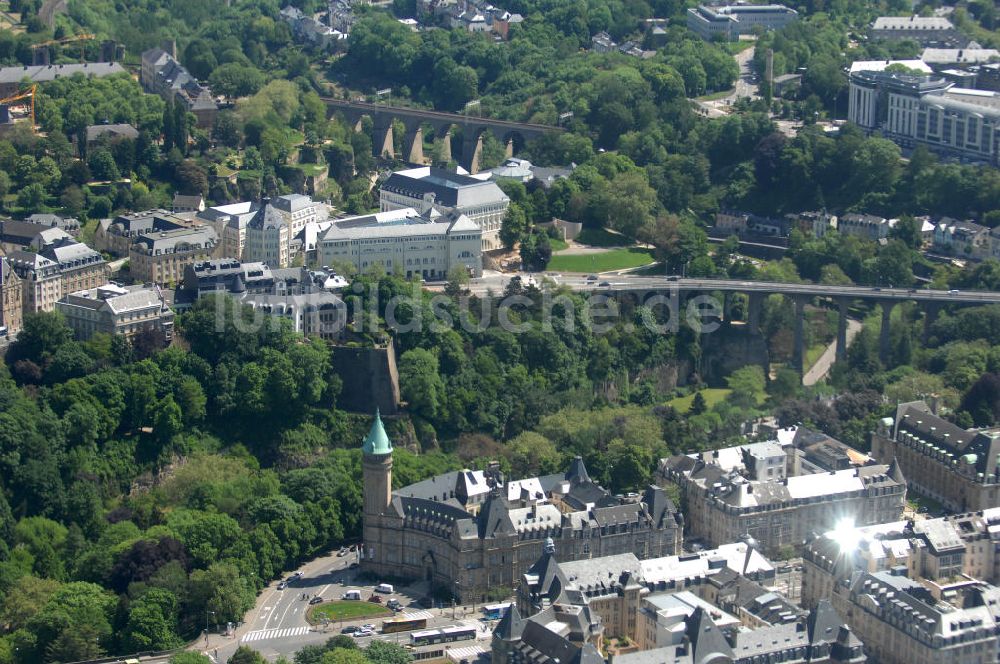 Luxemburg von oben - Stadtansicht auf den Boulevard de la Petrusse am Place de Metz und der Pont Adolphe im Altstadtzentrum von Luxemburg