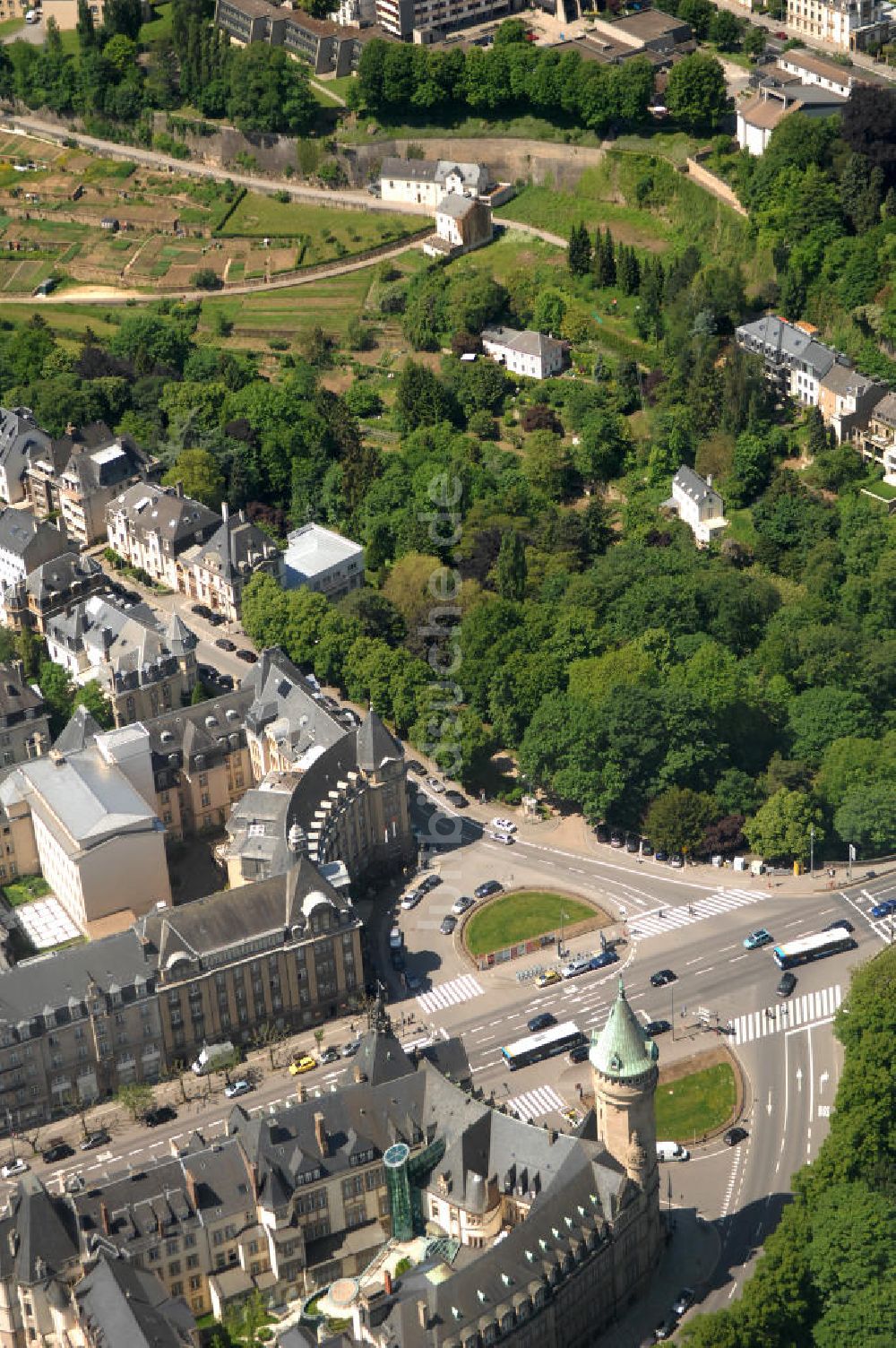 Luxemburg von oben - Stadtansicht auf den Boulevard de la Petrusse am Place de Metz und der Pont Adolphe im Altstadtzentrum von Luxemburg