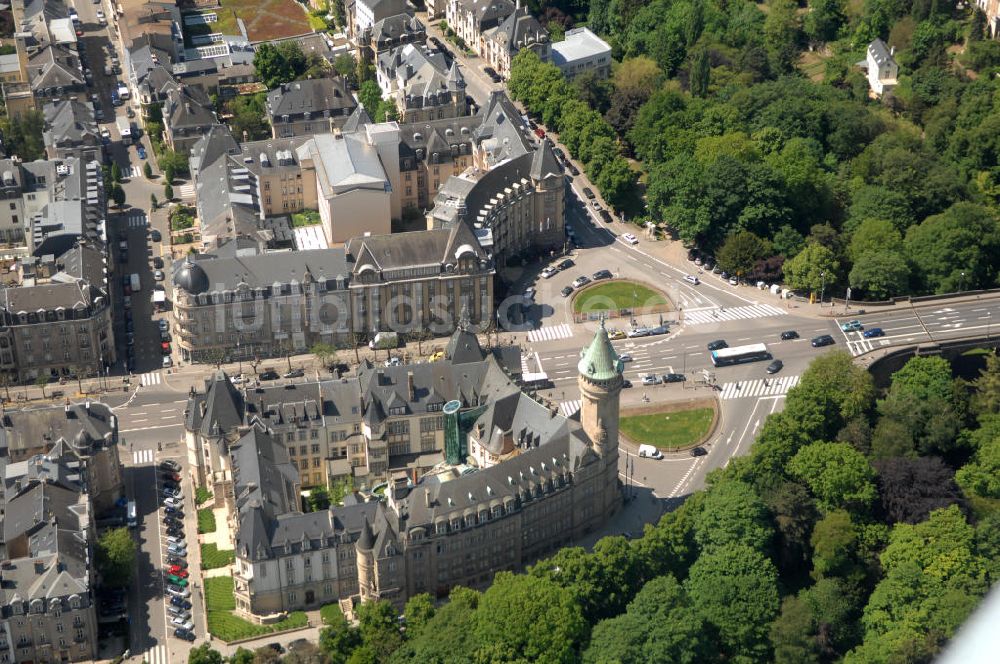 Luxemburg aus der Vogelperspektive: Stadtansicht auf den Boulevard de la Petrusse am Place de Metz und der Pont Adolphe im Altstadtzentrum von Luxemburg