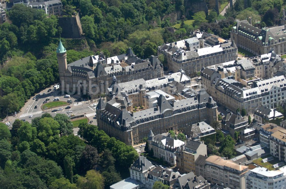 Luftbild Luxemburg - Stadtansicht auf den Boulevard de la Petrusse am Place de Metz und der Pont Adolphe im Altstadtzentrum von Luxemburg