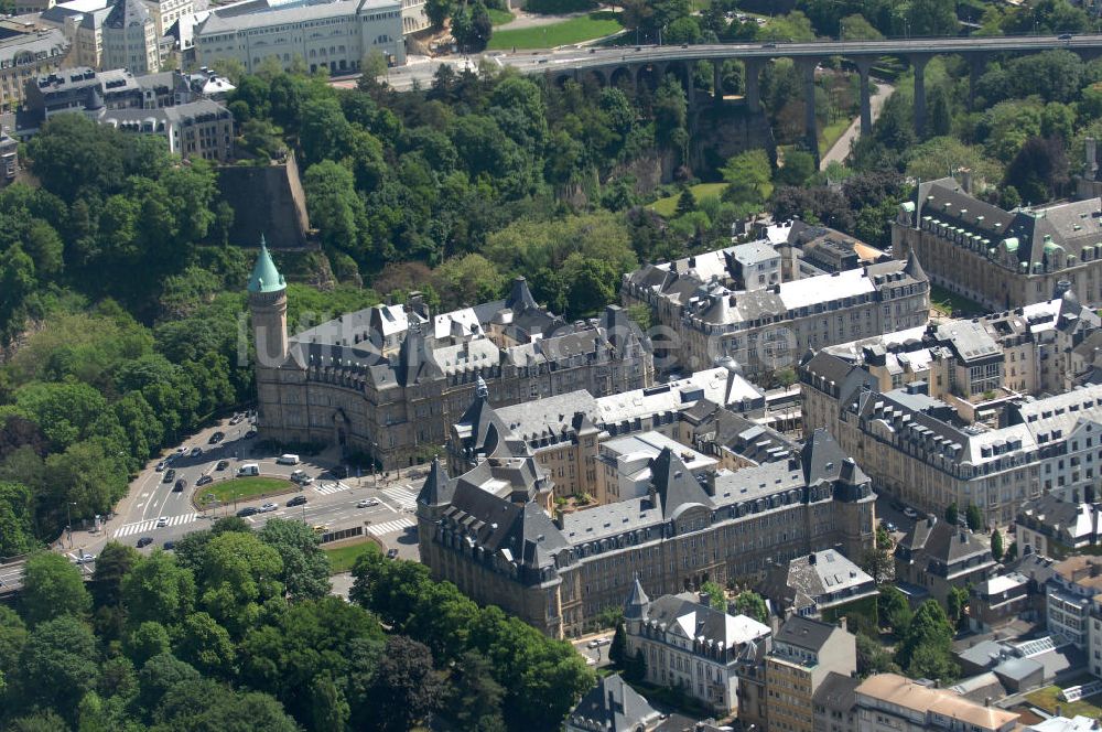 Luftaufnahme Luxemburg - Stadtansicht auf den Boulevard de la Petrusse am Place de Metz und der Pont Adolphe im Altstadtzentrum von Luxemburg