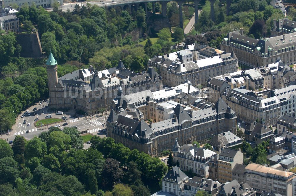 Luxemburg von oben - Stadtansicht auf den Boulevard de la Petrusse am Place de Metz und der Pont Adolphe im Altstadtzentrum von Luxemburg