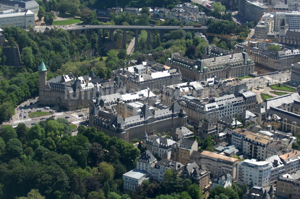 Luxemburg aus der Vogelperspektive: Stadtansicht auf den Boulevard de la Petrusse am Place de Metz und der Pont Adolphe im Altstadtzentrum von Luxemburg