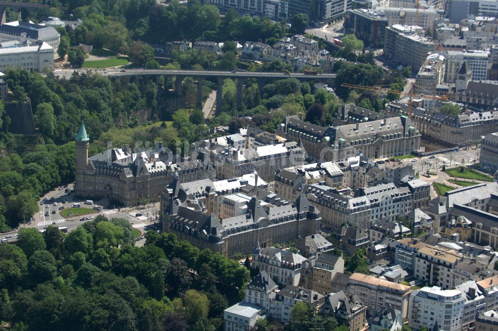 Luftbild Luxemburg - Stadtansicht auf den Boulevard de la Petrusse am Place de Metz und der Pont Adolphe im Altstadtzentrum von Luxemburg