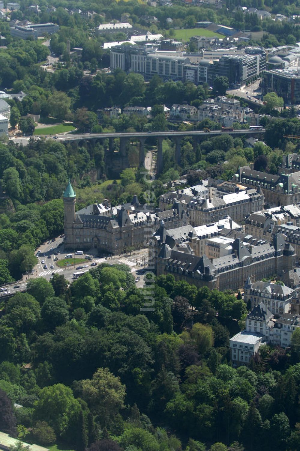 Luftaufnahme Luxemburg - Stadtansicht auf den Boulevard de la Petrusse am Place de Metz und der Pont Adolphe im Altstadtzentrum von Luxemburg