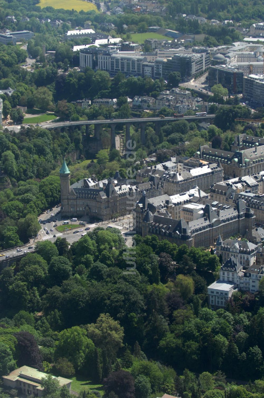 Luxemburg von oben - Stadtansicht auf den Boulevard de la Petrusse am Place de Metz und der Pont Adolphe im Altstadtzentrum von Luxemburg