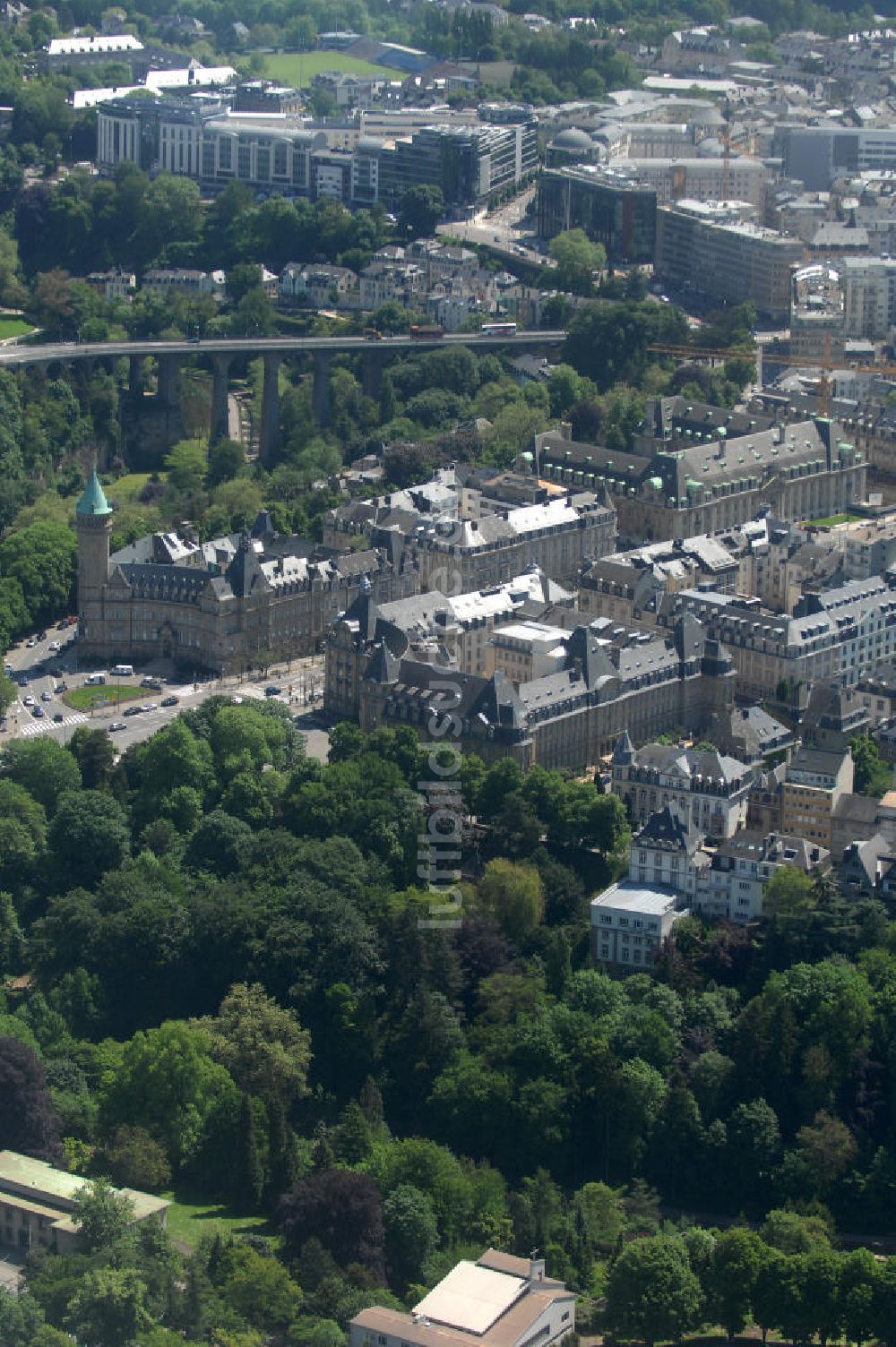 Luxemburg aus der Vogelperspektive: Stadtansicht auf den Boulevard de la Petrusse am Place de Metz und der Pont Adolphe im Altstadtzentrum von Luxemburg