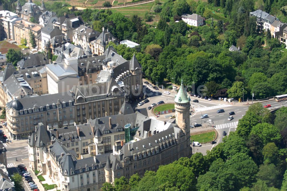 Luftbild Luxemburg - Stadtansicht auf den Boulevard de la Petrusse am Place de Metz und der Pont Adolphe im Altstadtzentrum von Luxemburg