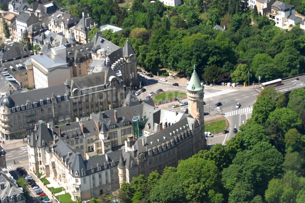 Luftaufnahme Luxemburg - Stadtansicht auf den Boulevard de la Petrusse am Place de Metz und der Pont Adolphe im Altstadtzentrum von Luxemburg