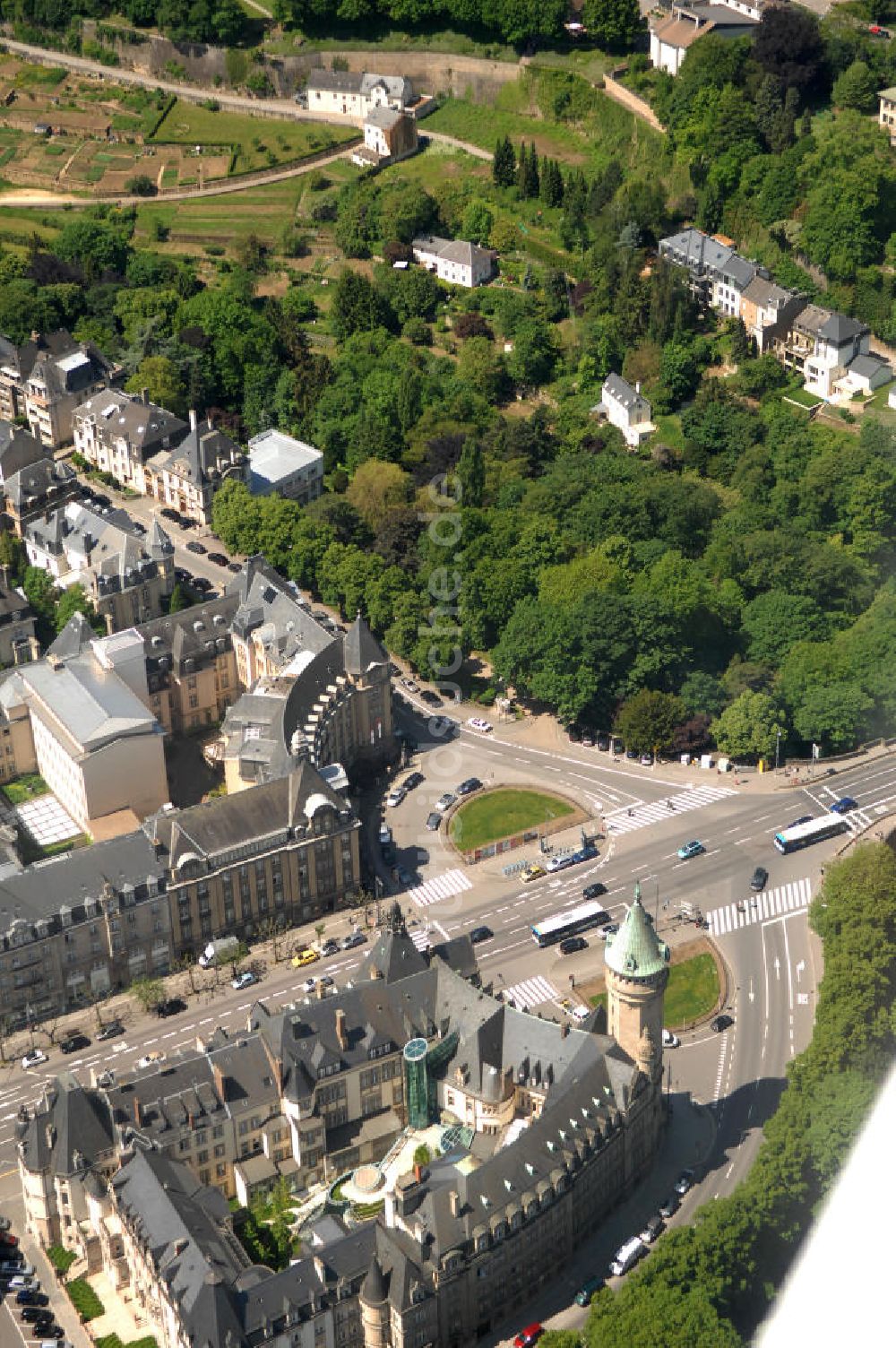 Luxemburg von oben - Stadtansicht auf den Boulevard de la Petrusse am Place de Metz und der Pont Adolphe im Altstadtzentrum von Luxemburg