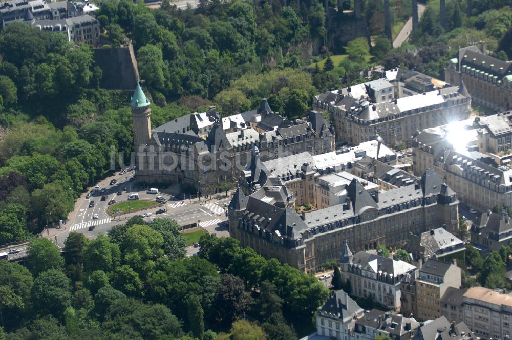 Luxemburg aus der Vogelperspektive: Stadtansicht auf den Boulevard de la Petrusse am Place de Metz und der Pont Adolphe im Altstadtzentrum von Luxemburg