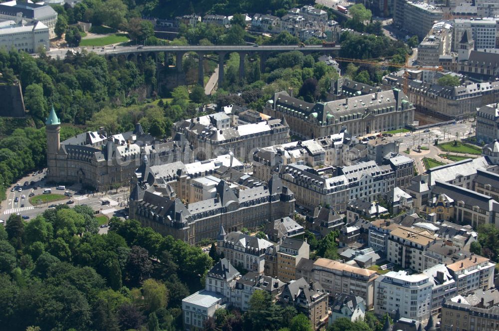 Luftbild Luxemburg - Stadtansicht auf den Boulevard de la Petrusse am Place de Metz und der Pont Adolphe im Altstadtzentrum von Luxemburg