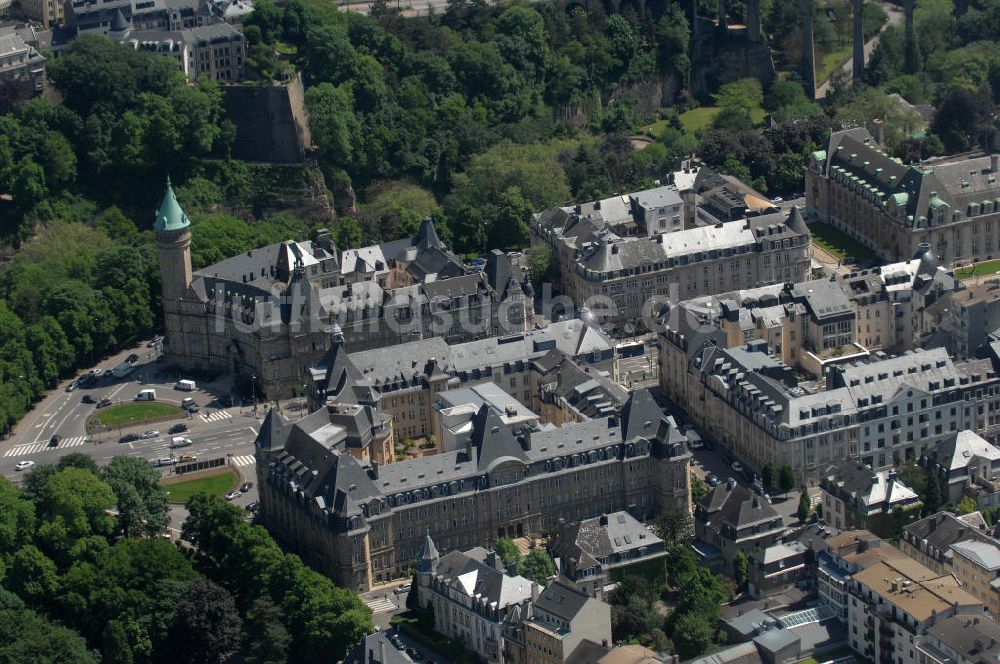 Luftaufnahme Luxemburg - Stadtansicht auf den Boulevard de la Petrusse am Place de Metz und der Pont Adolphe im Altstadtzentrum von Luxemburg