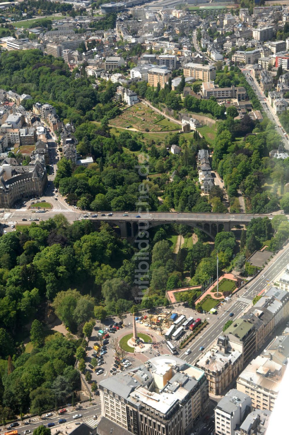 Luftbild Luxemburg - Stadtansicht auf die Brücke Pont Adolphe den mit dem Boulevard de la Petrusse am Place de Metz am Altstadtzentrum von Luxemburg