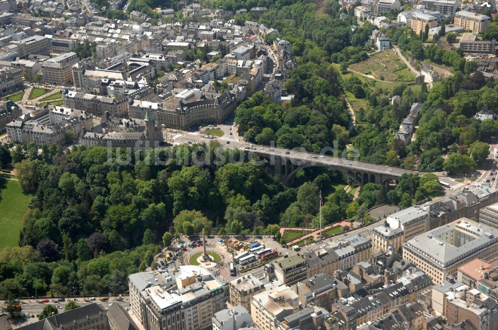 Luftaufnahme Luxemburg - Stadtansicht auf die Brücke Pont Adolphe den mit dem Boulevard de la Petrusse am Place de Metz am Altstadtzentrum von Luxemburg