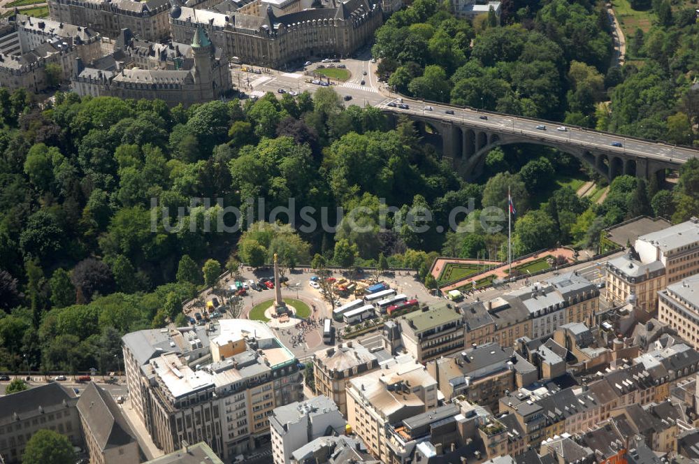 Luxemburg von oben - Stadtansicht auf die Brücke Pont Adolphe den mit dem Boulevard de la Petrusse am Place de Metz am Altstadtzentrum von Luxemburg