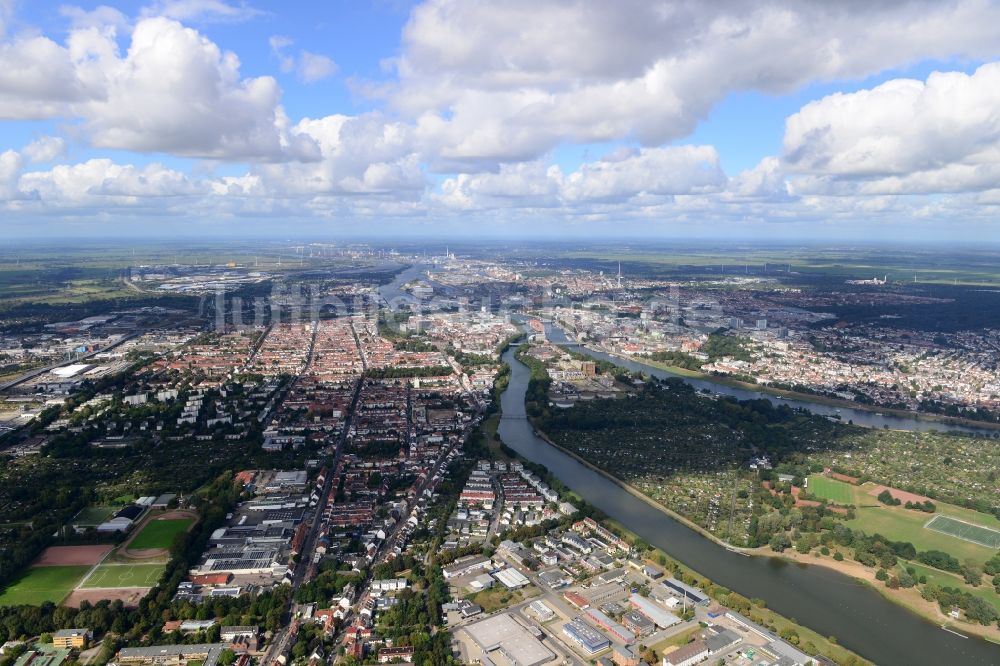 Bremen aus der Vogelperspektive: Stadtansicht von Bremen am Ufer des Flusses Weser in Bremen