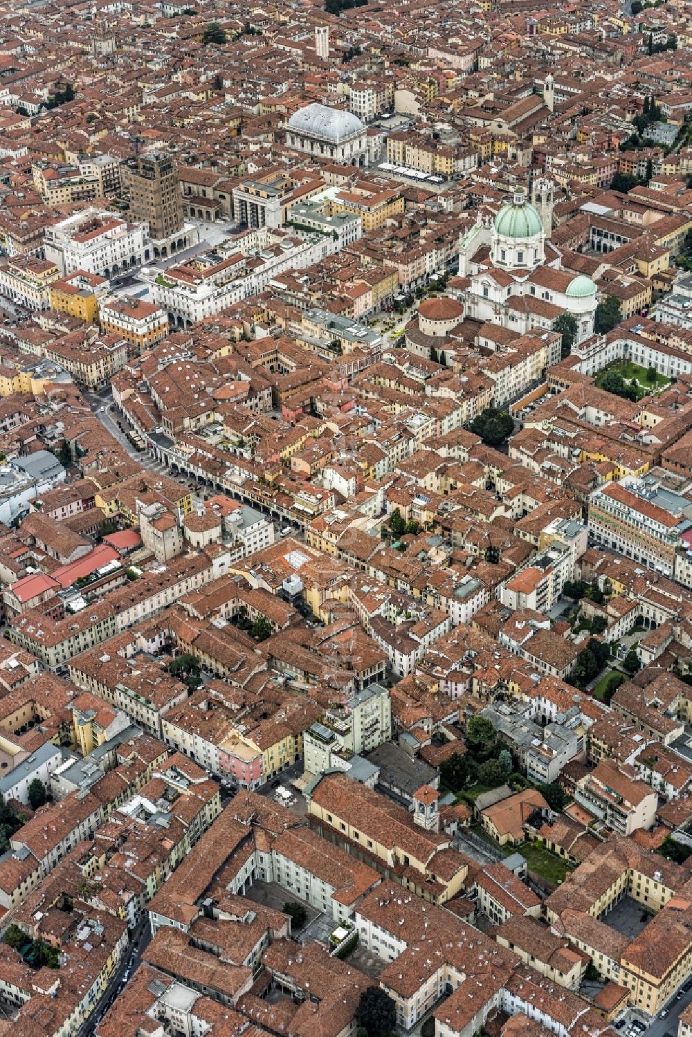 Brescia von oben - Stadtansicht von Brescia in Lombardia in Italien