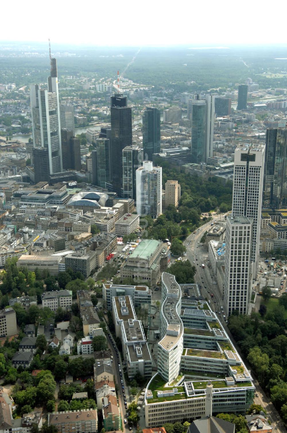 Luftaufnahme Frankfurt am Main - Stadtansicht auf das Bürohaus Frankfurter Welle der corpus sireo und den erbauten Hochauskomplex OpernTurm