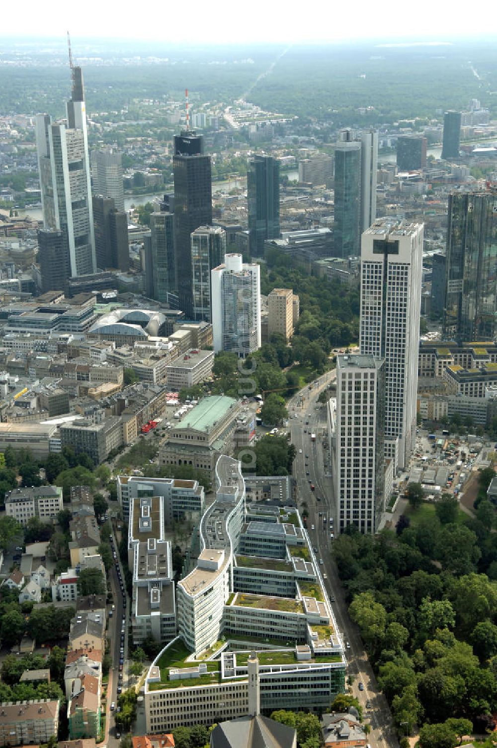 Frankfurt am Main von oben - Stadtansicht auf das Bürohaus Frankfurter Welle der corpus sireo und den erbauten Hochauskomplex OpernTurm