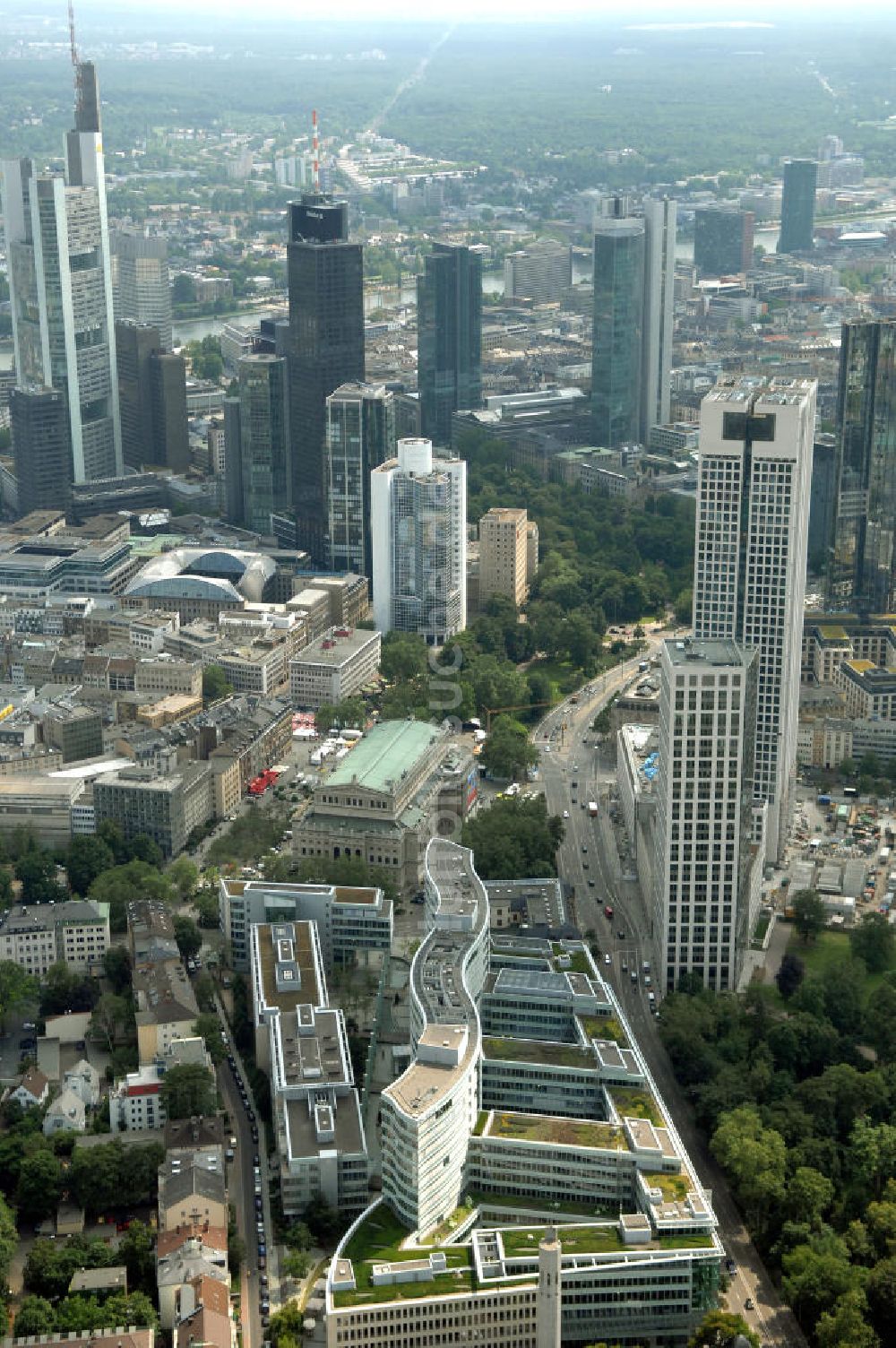 Frankfurt am Main aus der Vogelperspektive: Stadtansicht auf das Bürohaus Frankfurter Welle der corpus sireo und den erbauten Hochauskomplex OpernTurm