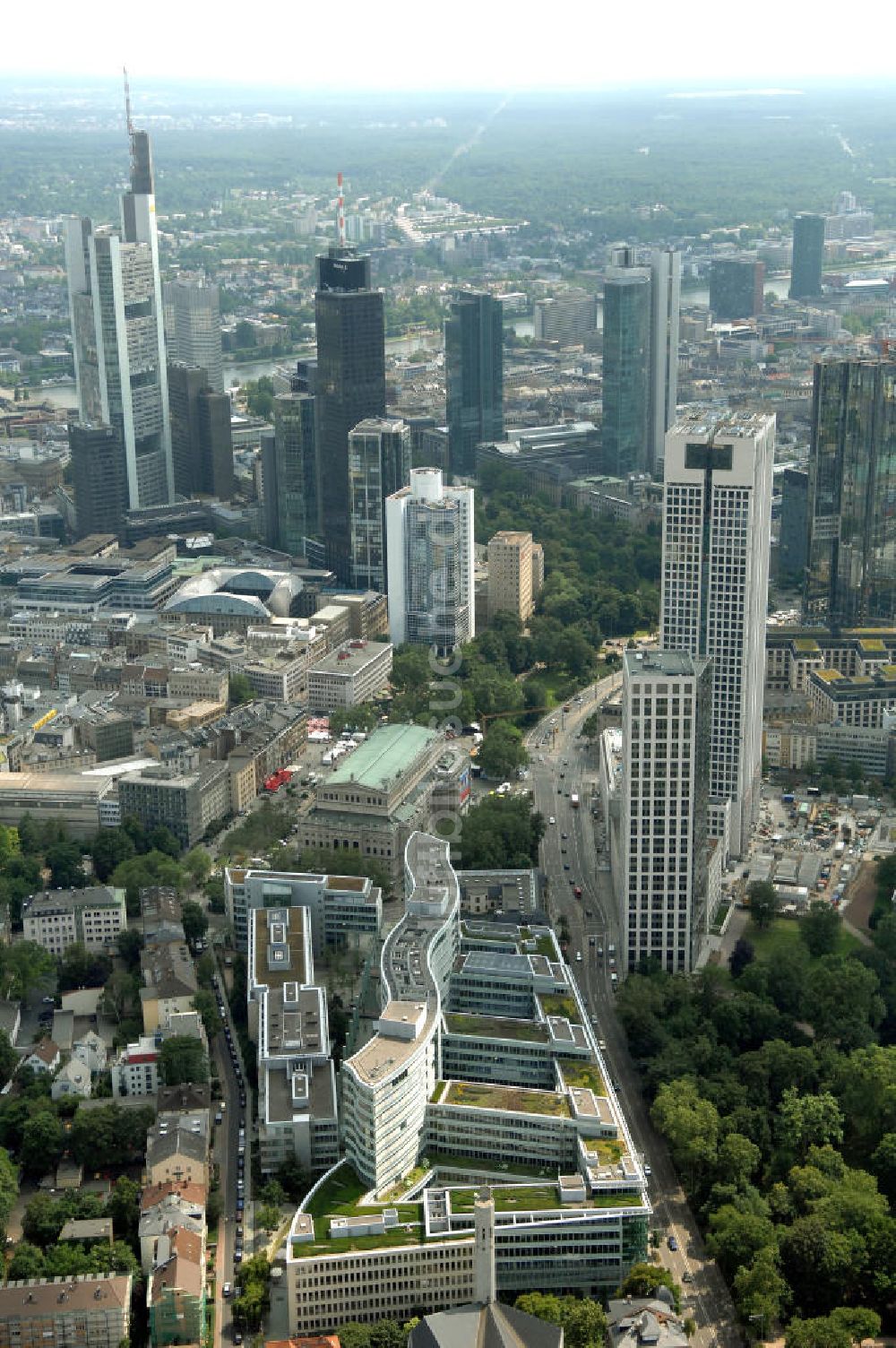 Luftbild Frankfurt am Main - Stadtansicht auf das Bürohaus Frankfurter Welle der corpus sireo und den erbauten Hochauskomplex OpernTurm