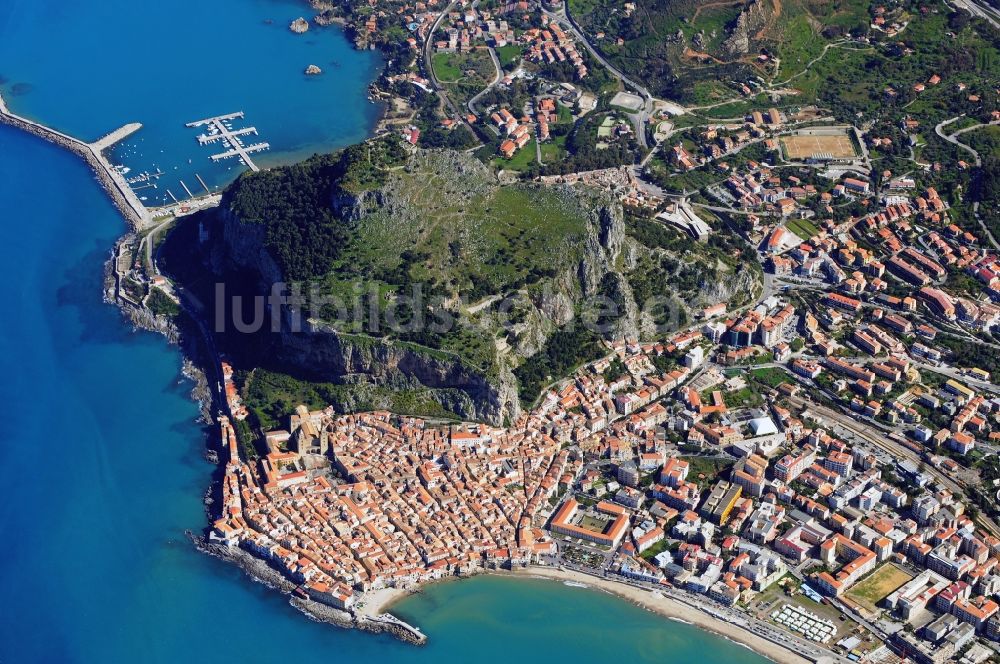 Cefalu von oben - Stadtansicht von Cefalu Nordküste Siziliens am Fuß des Berges Rocca di Cefalu in Sizilien in Italien