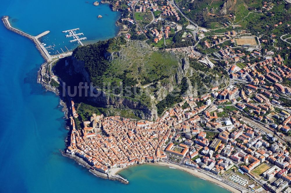 Luftbild Cefalu - Stadtansicht von Cefalu Nordküste Siziliens am Fuß des Berges Rocca di Cefalu in Sizilien in Italien