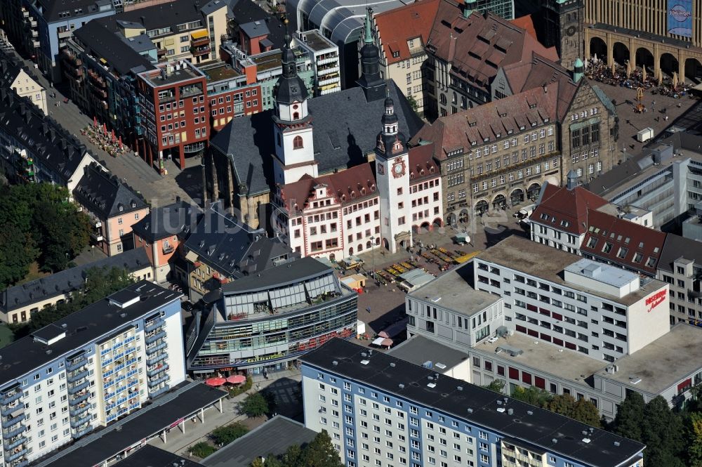 Chemnitz aus der Vogelperspektive: Stadtansicht von Chemnitz mit Marktplatz, Rathaus und Jakobikirche in Chemnitz in Sachsen