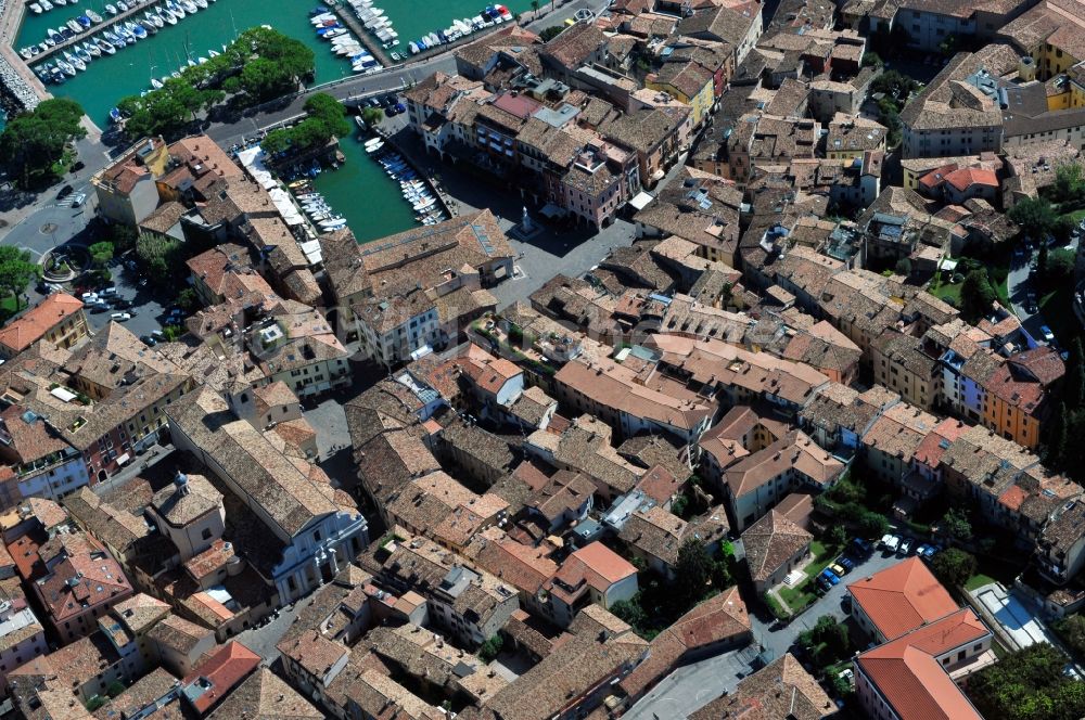 Luftbild Desenzano del Garda - Stadtansicht von Desenzano del Garda in der Provinz Brescia in Italien