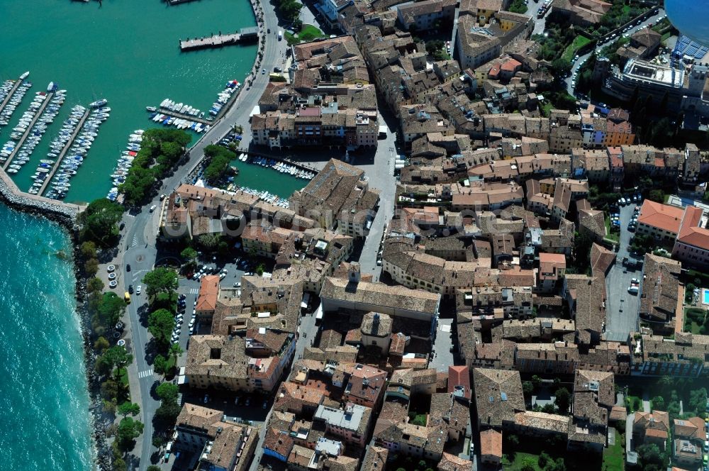 Desenzano del Garda von oben - Stadtansicht von Desenzano del Garda in der Provinz Brescia in Italien