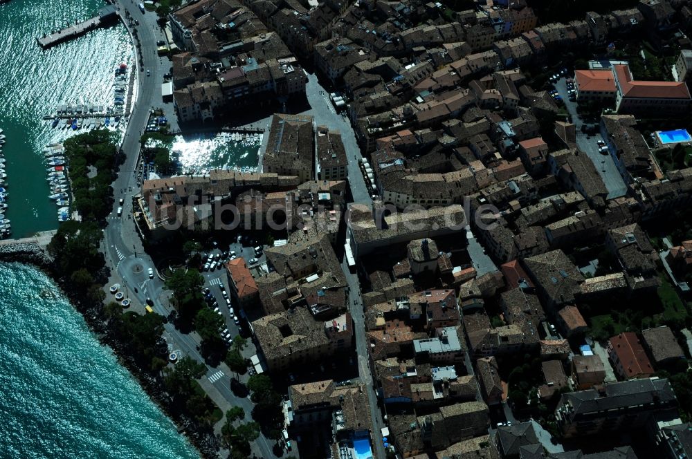 Desenzano del Garda aus der Vogelperspektive: Stadtansicht von Desenzano del Garda in der Provinz Brescia in Italien