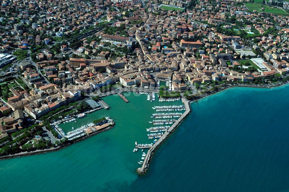 Luftbild Desenzano del Garda - Stadtansicht von Desenzano del Garda in der Provinz Brescia in Italien