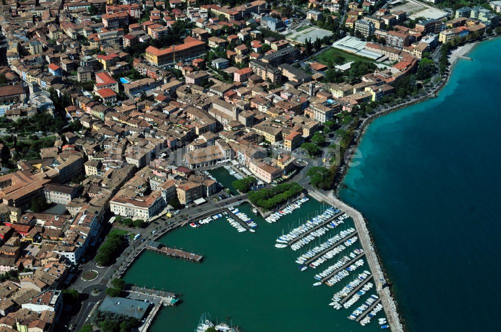 Luftaufnahme Desenzano del Garda - Stadtansicht von Desenzano del Garda in der Provinz Brescia in Italien