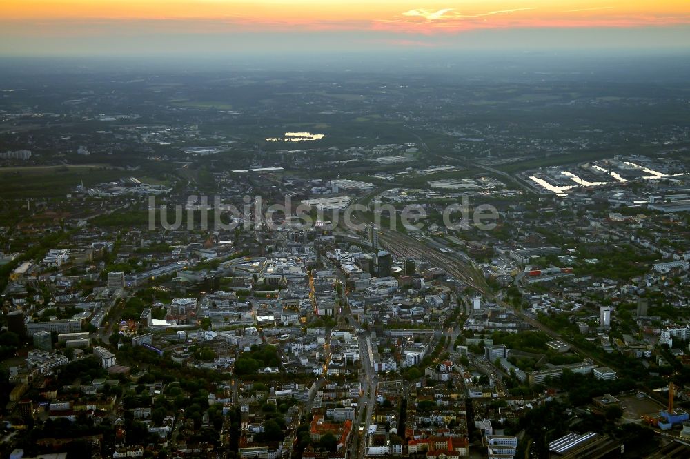 Luftaufnahme Dortmund - Stadtansicht von Dortmund abends in der Dämmerung im Bundesland Nordrhein-Westfalen