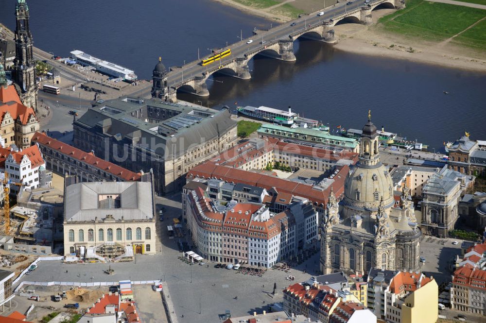 Luftaufnahme Dresden - Stadtansicht auf die Dresdner Altstadt an der Augustusbrücke über der Elbe