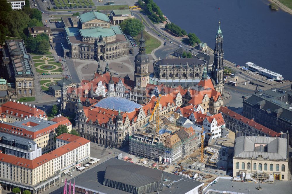 Dresden aus der Vogelperspektive: Stadtansicht auf die Dresdner Altstadt an der Katholischen Hofkirche