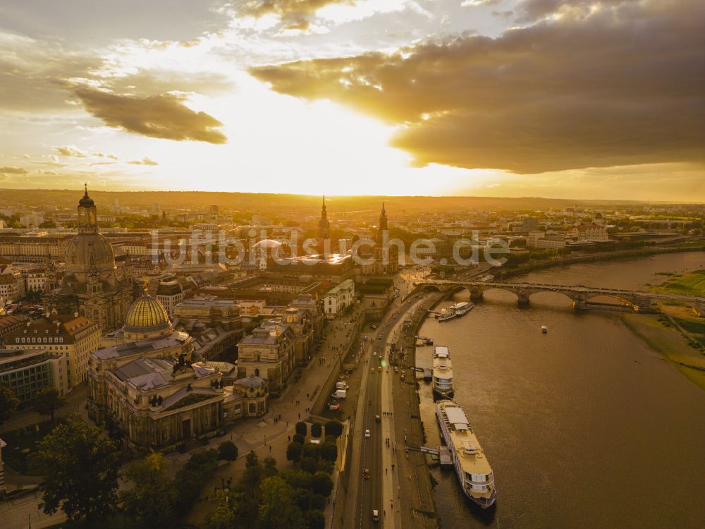 Dresden von oben - Stadtansicht Dresdner Altstadt am Ufer des Flußverlaufes der Elbe in Dresden im Bundesland Sachsen, Deutschland