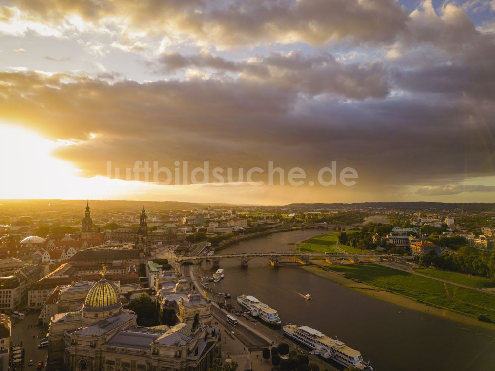 Dresden aus der Vogelperspektive: Stadtansicht Dresdner Altstadt am Ufer des Flußverlaufes der Elbe in Dresden im Bundesland Sachsen, Deutschland