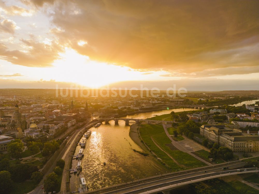 Luftbild Dresden - Stadtansicht Dresdner Altstadt am Ufer des Flußverlaufes der Elbe in Dresden im Bundesland Sachsen, Deutschland