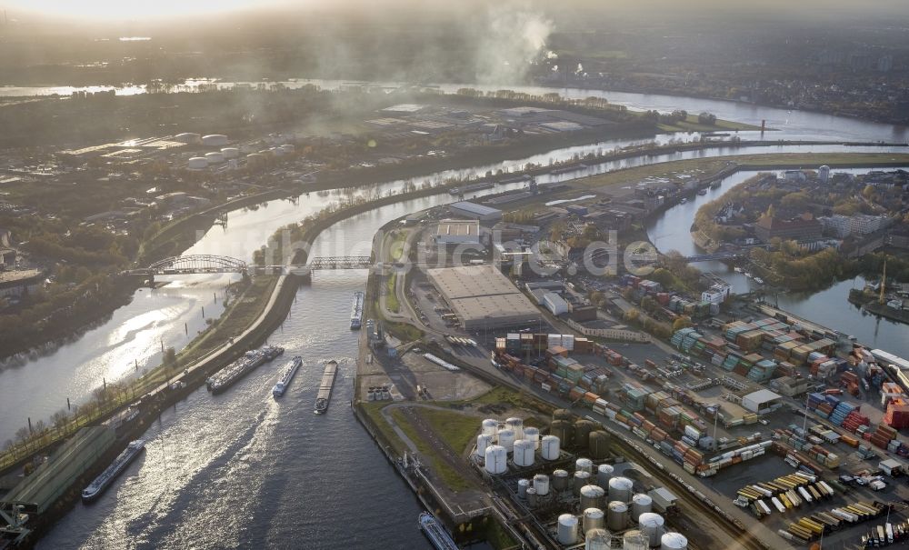 Luftaufnahme Duisburg - Stadtansicht auf den Duisburger Hafen Duisport über die Brücke Ruhrorter Straße im Bundesland Nordrhein-Westfalen