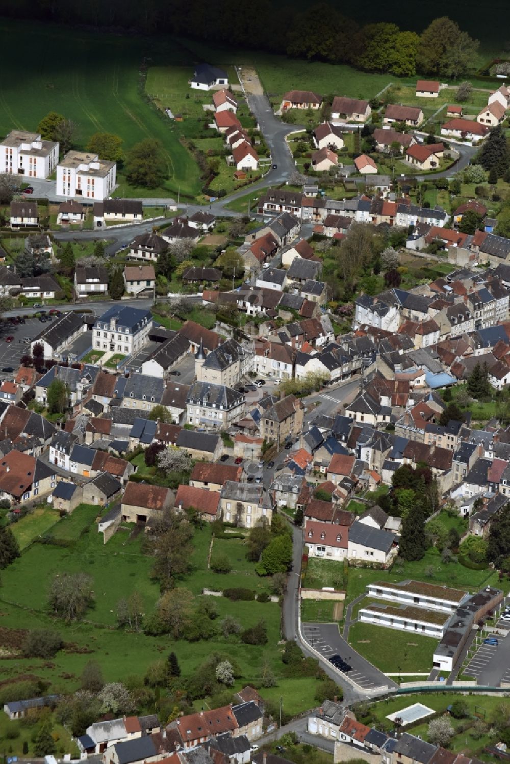 Dun-le-Palestel von oben - Stadtansicht von Dun-le-Palestel in Aquitaine-Limousin-Poitou-Charentes, Frankreich