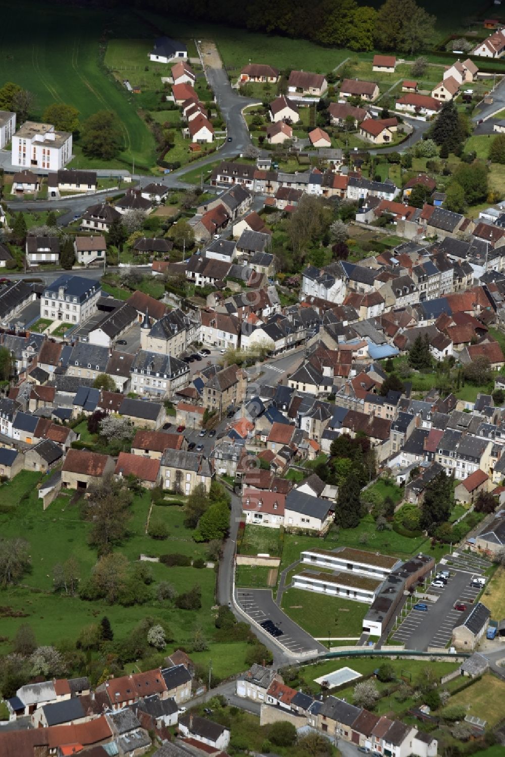 Dun-le-Palestel aus der Vogelperspektive: Stadtansicht von Dun-le-Palestel in Aquitaine-Limousin-Poitou-Charentes, Frankreich